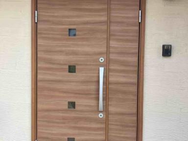 色褪せしてしまった玄関をREATECで新築のように貼り替え